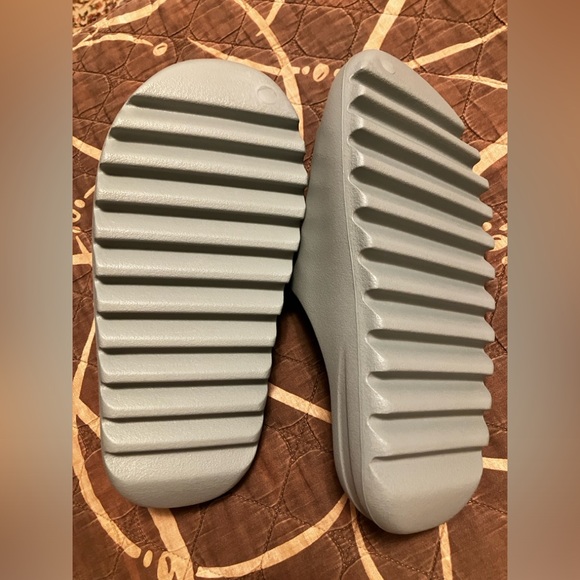 Brand new Yeezy slides in salt - Picture 3 of 4